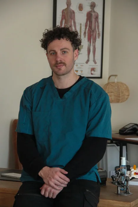 Carl Neyen, chiropracteur, dans son cabinet